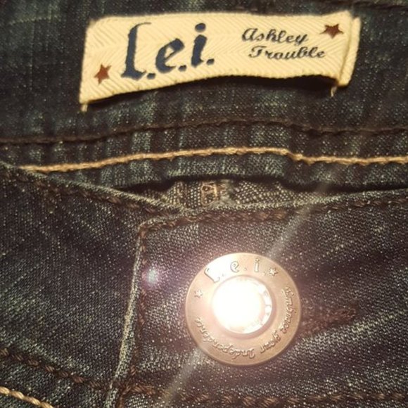 L.E.I. ♡ Dark Distressed "Ashley Trouble" Embroidered|Embellished Bling Jeans 3R - Picture 4 of 17